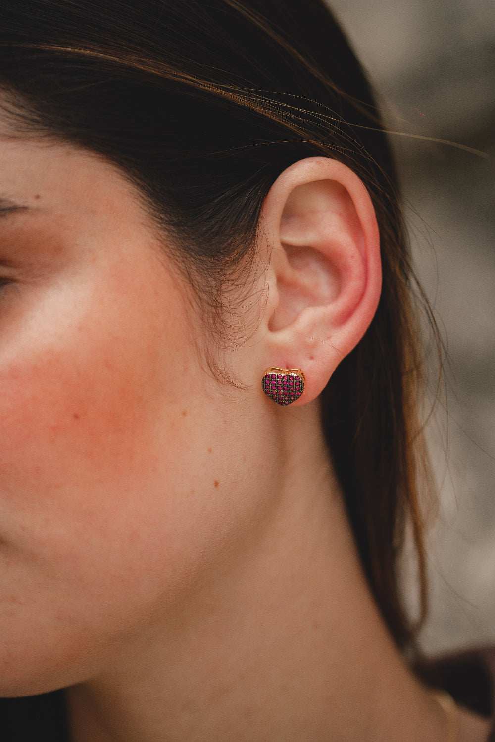 BRINCO DE CORAÇÃO CRAVEJADO DE ZIRCÔNIAS ROSA  FOLHEADO A OURO 18K