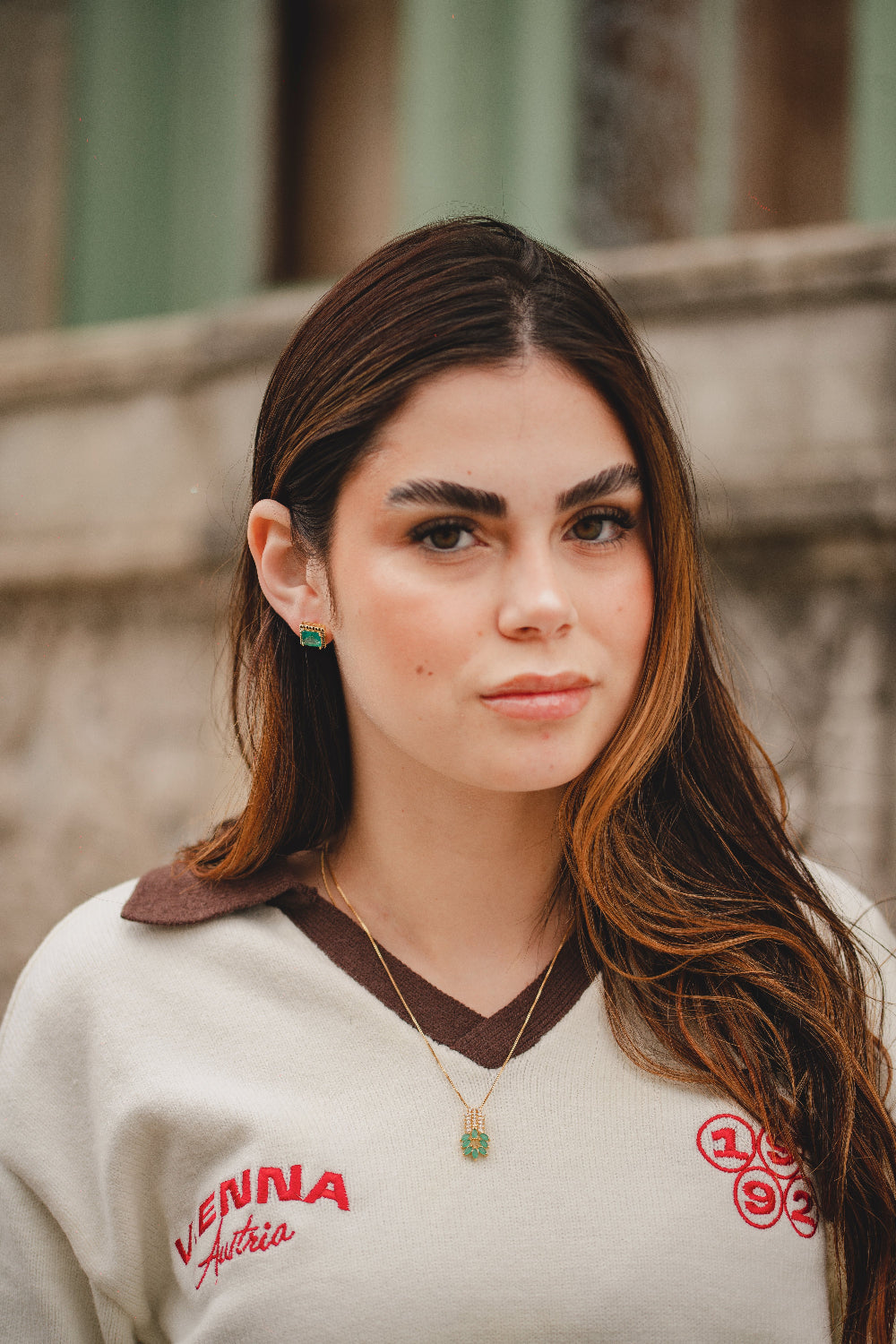 BRINCO DE PEDRA QUADRADA VERDE COM ZIRCONIAS PRETAS FOLHEADO A OURO 18K