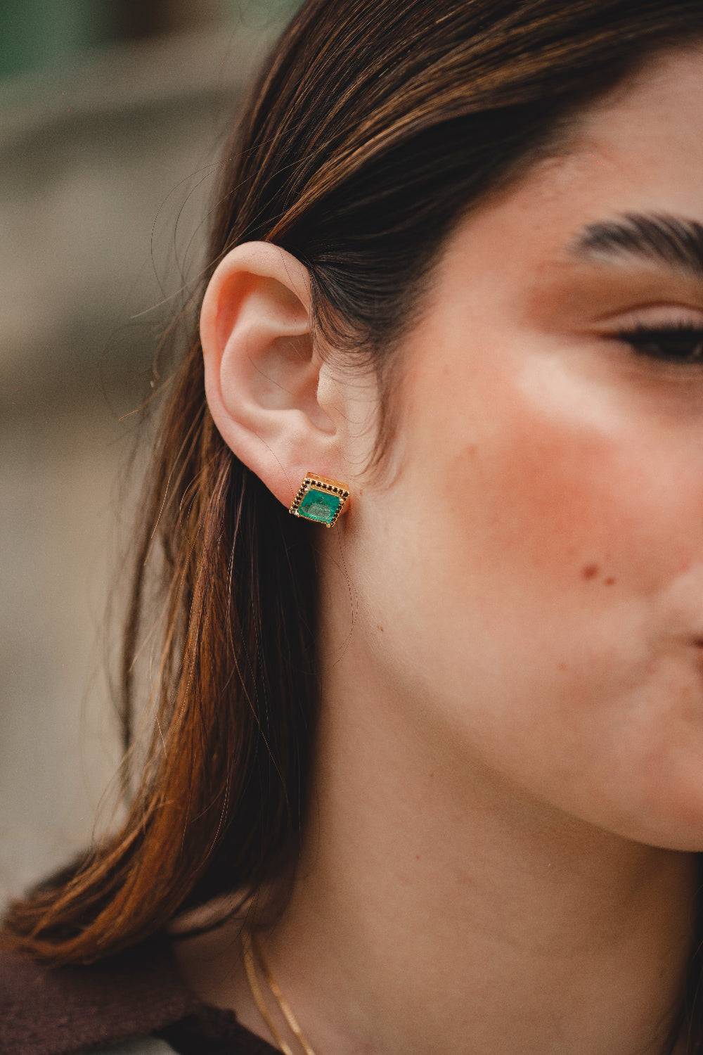 BRINCO DE PEDRA QUADRADA VERDE COM ZIRCONIAS PRETAS FOLHEADO A OURO 18K
