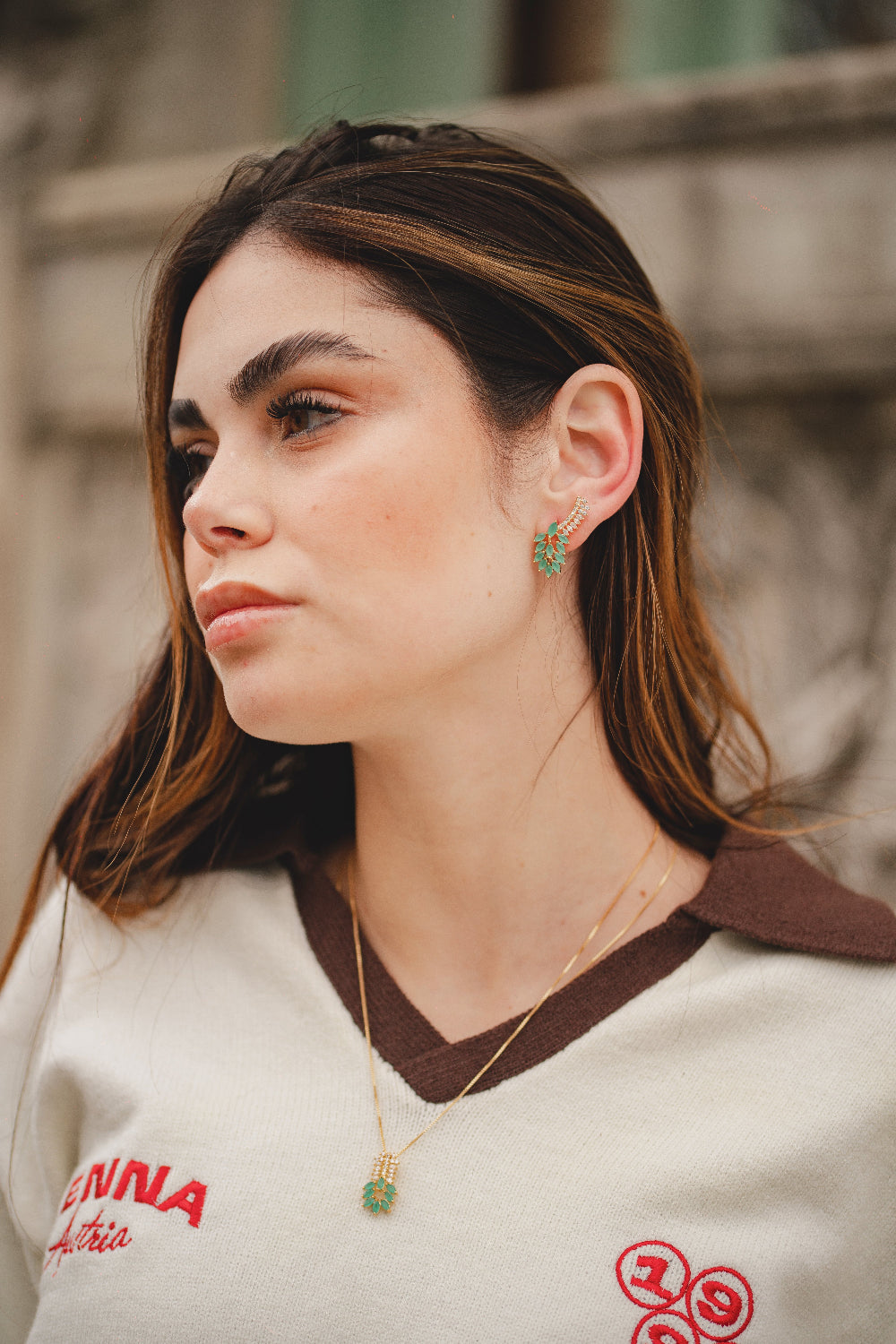 BRINCO LUXUOSO COM ZIRCONIAS CRISTAIS E VERDES FOLHEADO A OURO 18K