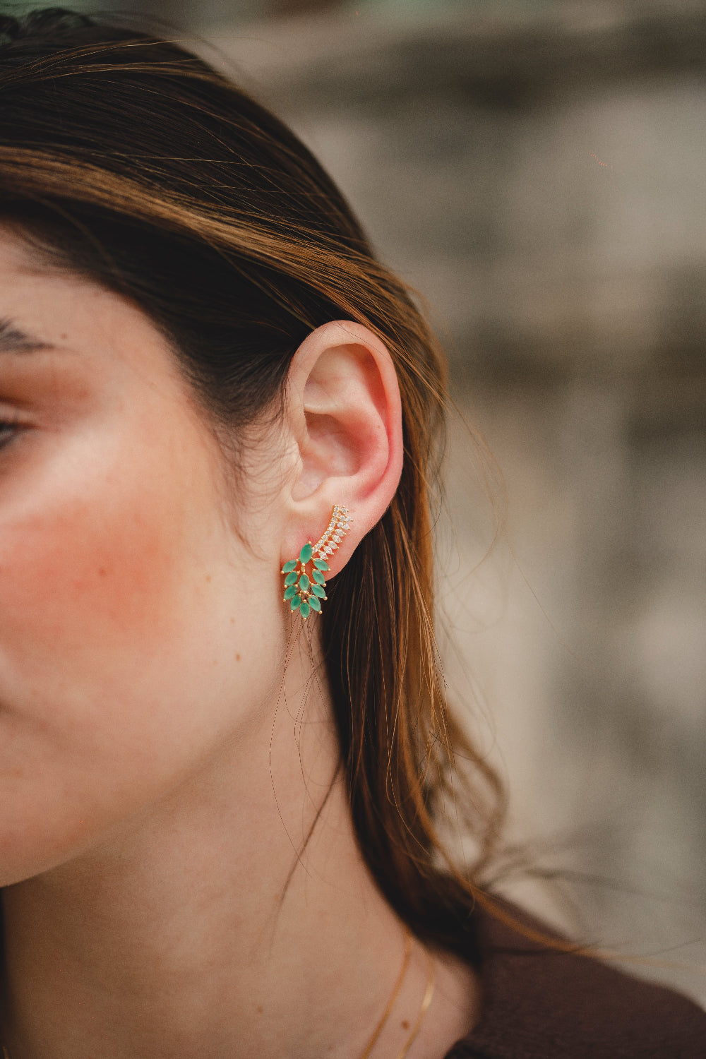 BRINCO LUXUOSO COM ZIRCONIAS CRISTAIS E VERDES FOLHEADO A OURO 18K
