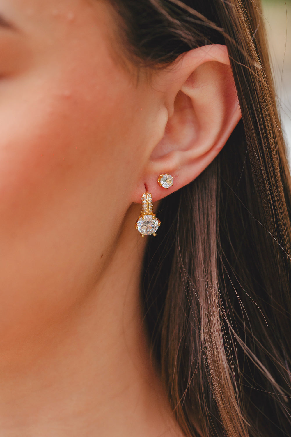 BRINCO CRAVEJADO COM ZIRCÔNIA FOLHEADO A OURO 18K