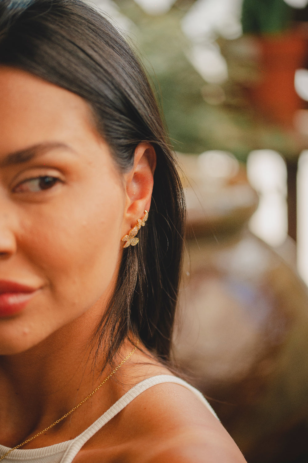 BRINCO BOBOLETA MÉDIA CRAVEJADO FOLHEADO A OURO 18K