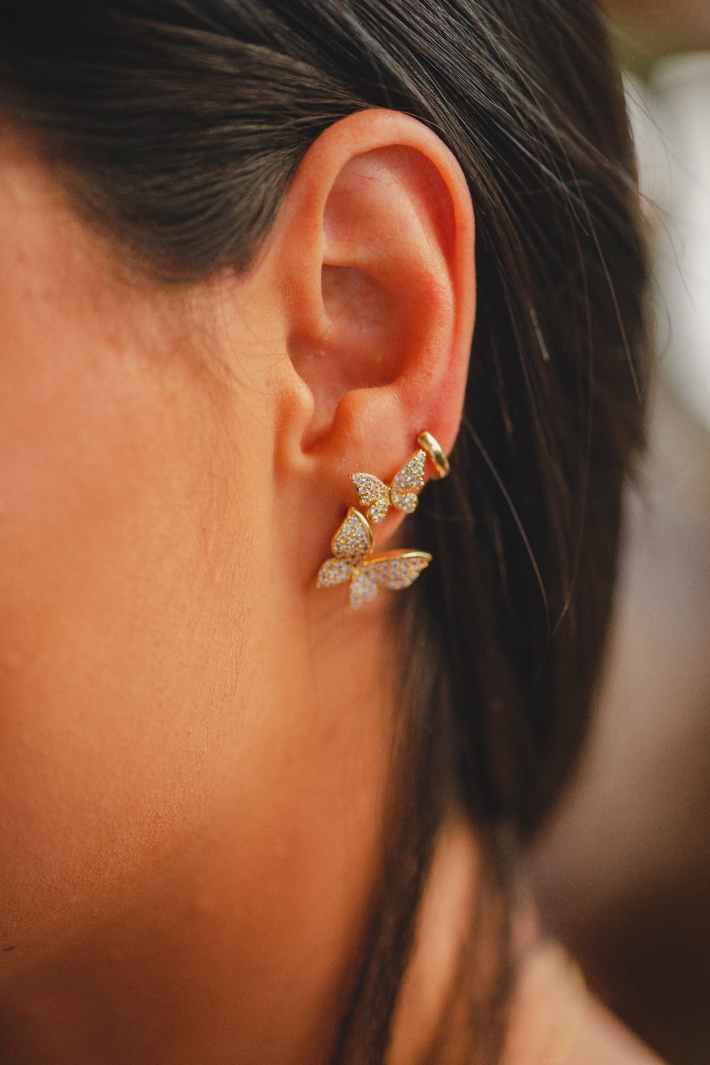 BRINCO BOBOLETA MÉDIA CRAVEJADO FOLHEADO A OURO 18K