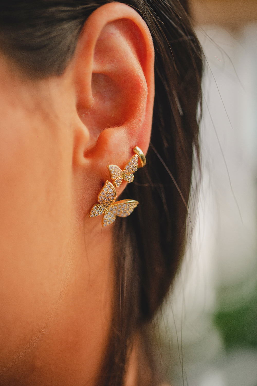 BRINCO BORBOLETA GRANDE CRAVEJADO FOLHEADO A OURO 18K