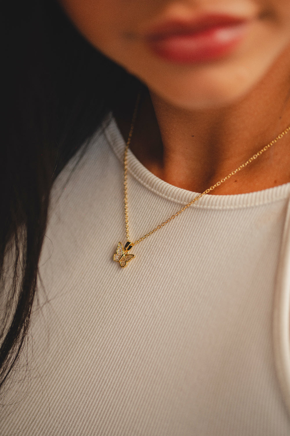 COLAR COM PINGENTE PEQUENO DE BORBOLETA CRAVEJADO FOLHEADO A OURO 18K