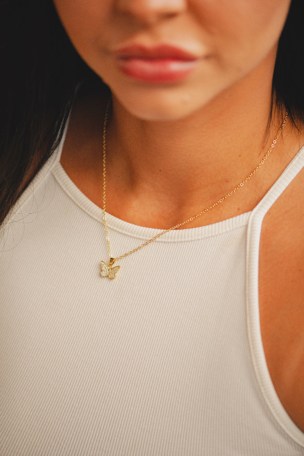 COLAR COM PINGENTE PEQUENO DE BORBOLETA CRAVEJADO FOLHEADO A OURO 18K