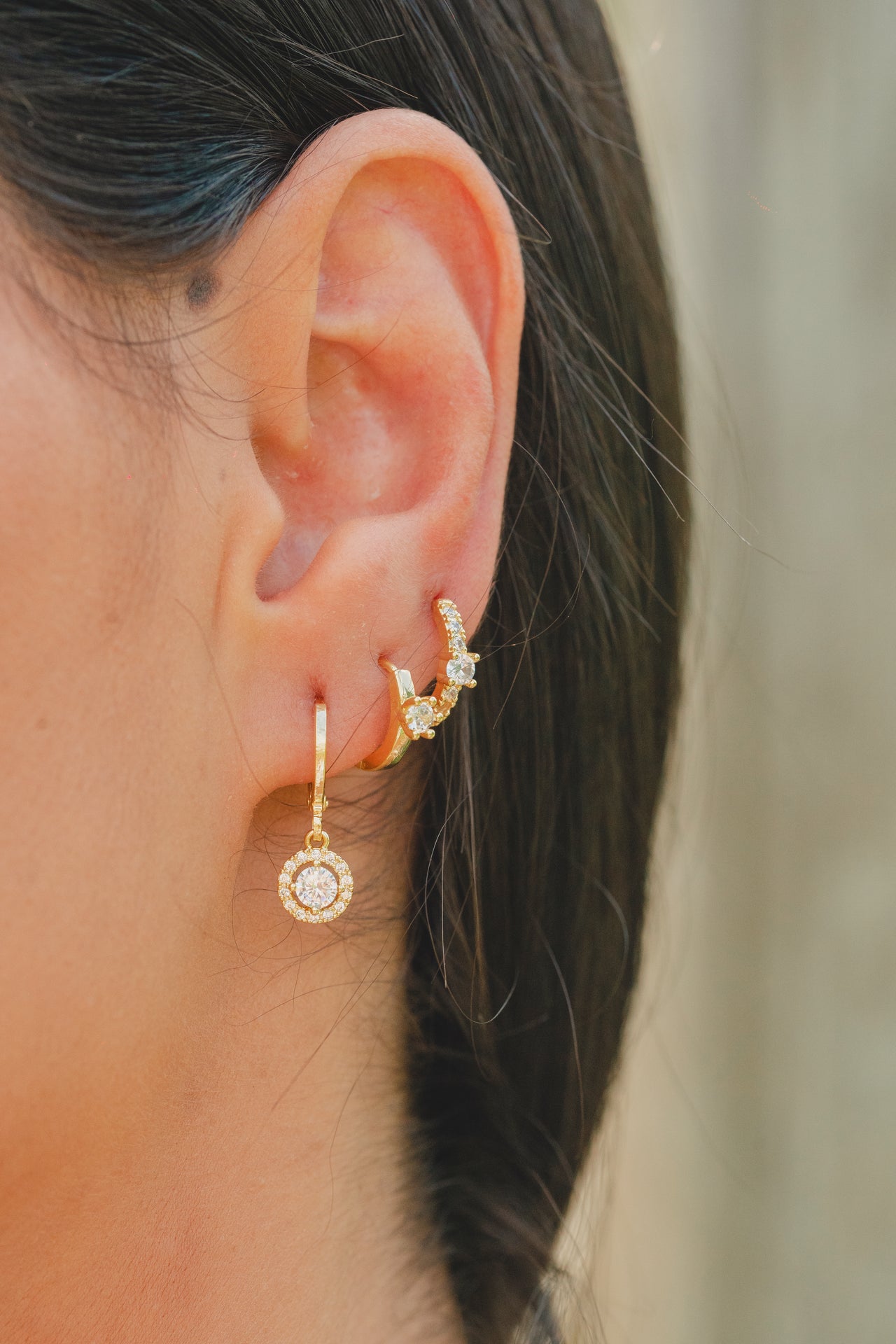 BRINCO ARGOLA SOLITÁRIA CRAVEJADO FOLHEADO A OURO 18K