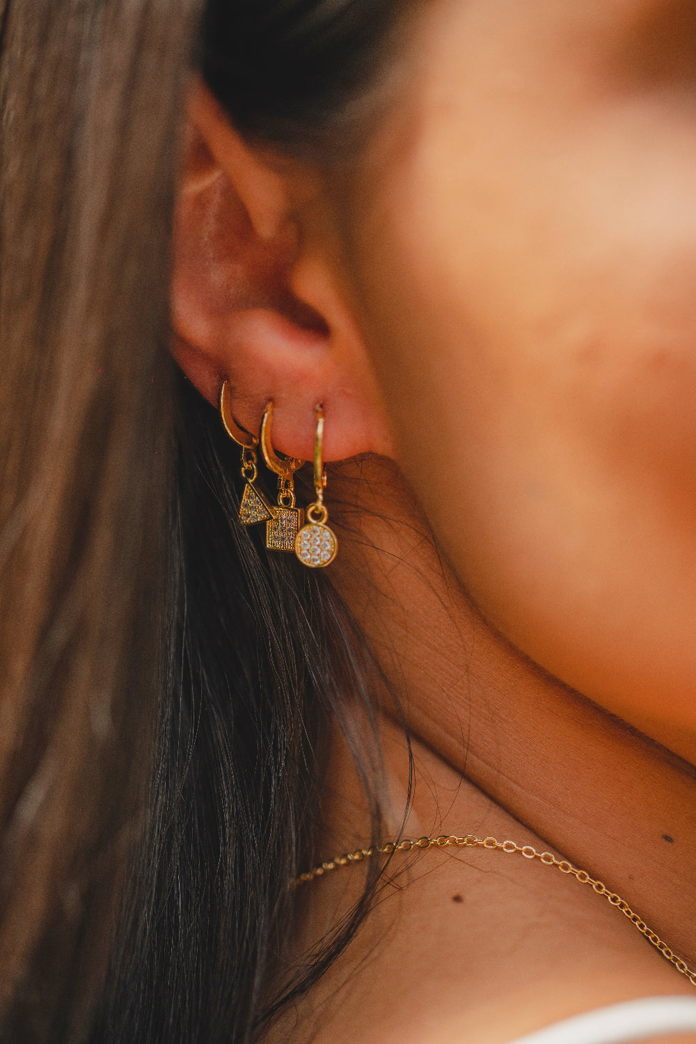 BRINCO ARGOLA COM PINGENTE LOSANGULAR COM ZIRCÔNIAS FOLHEADO A OURO 18K