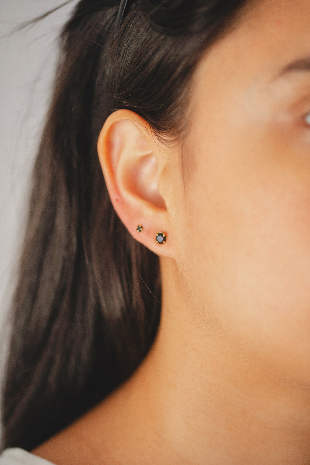 BRINCO DUPLA COM ZIRCONIAS PRETAS FOLHEADO A OURO 18K