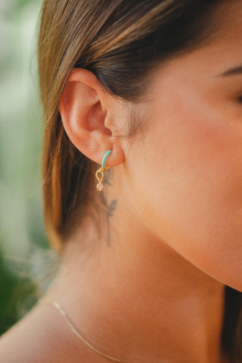 BRINCO ARGOLA VERDE COM PINGENTE DE ZIRCÔNIA FOLHEADO A OURO 18K