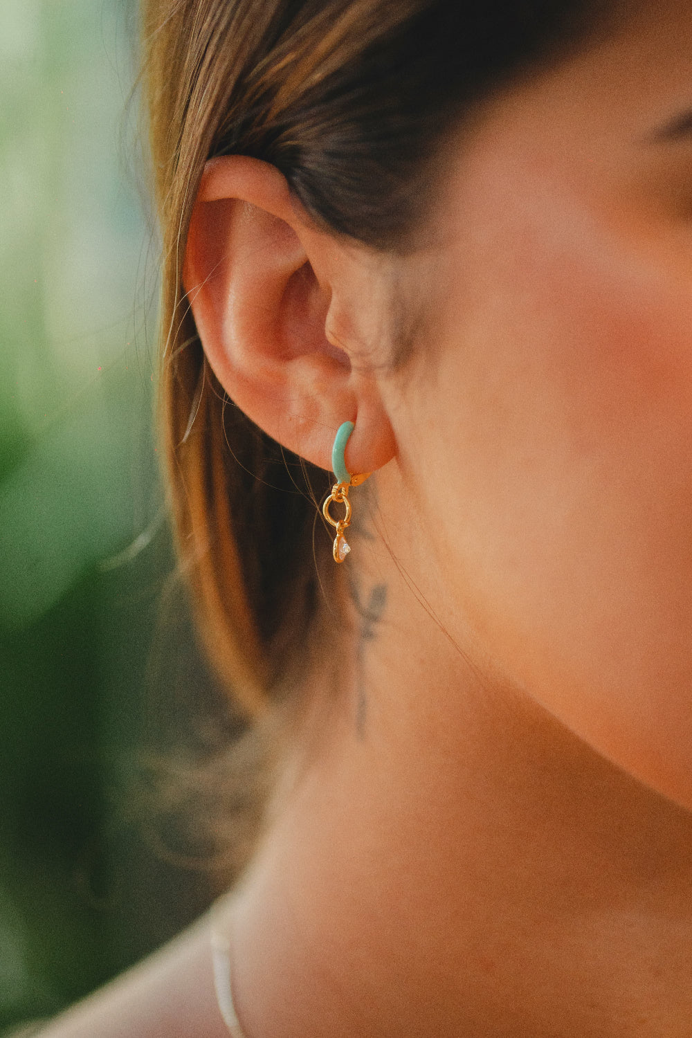 BRINCO ARGOLA VERDE COM PINGENTE DE ZIRCÔNIA FOLHEADO A OURO 18K