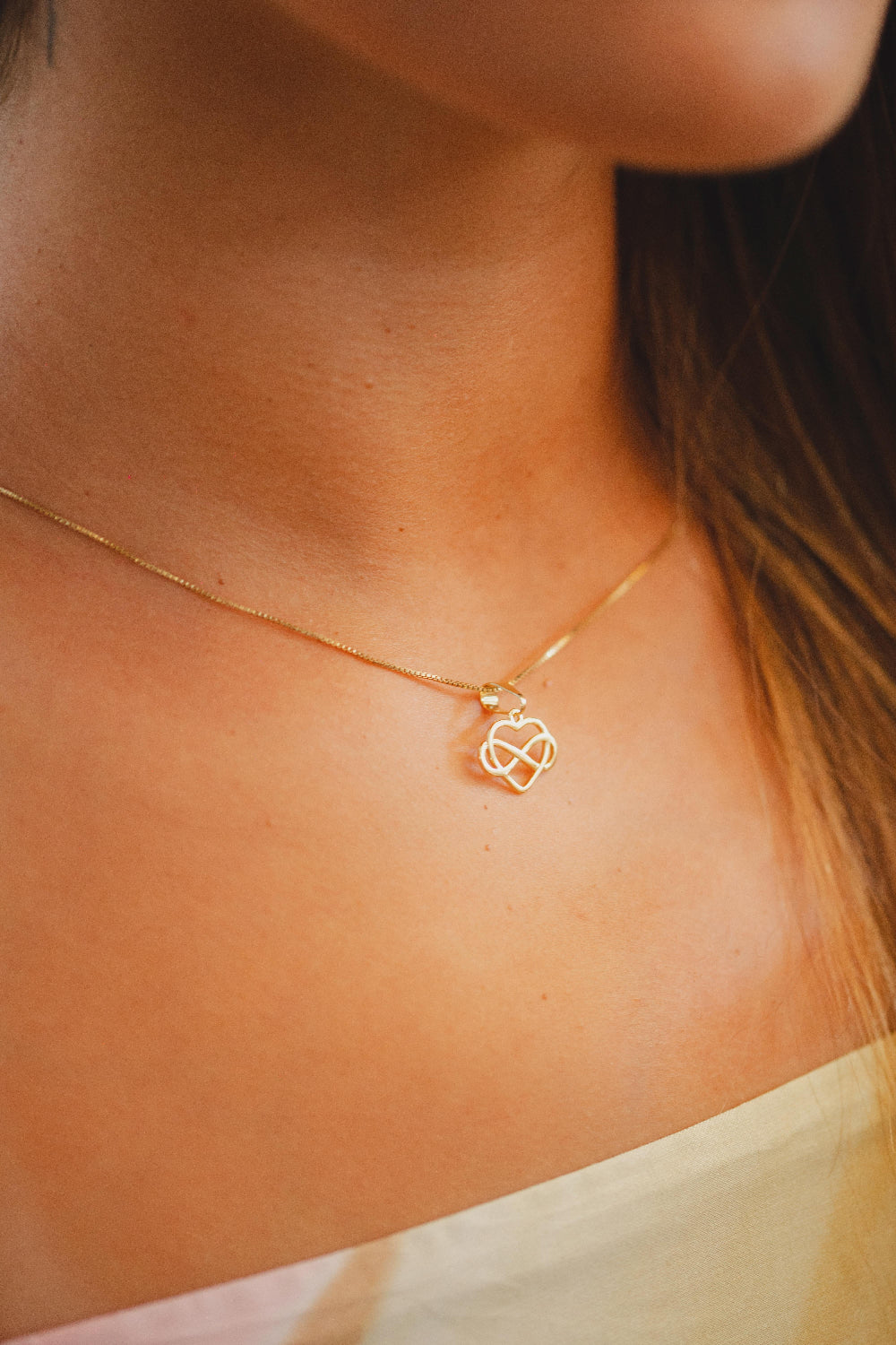 COLAR COM PINGENTE DE CORAÇÃO E INFINITO FOLHEADO A OURO 18K