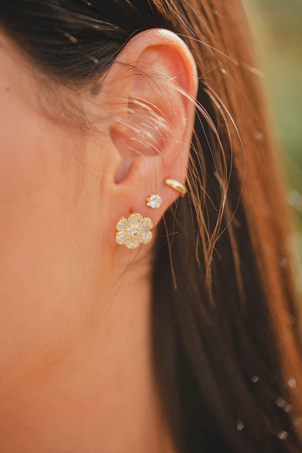 BRINCO COM PONTO DE LUZ FOLHEADO A OURO 18K