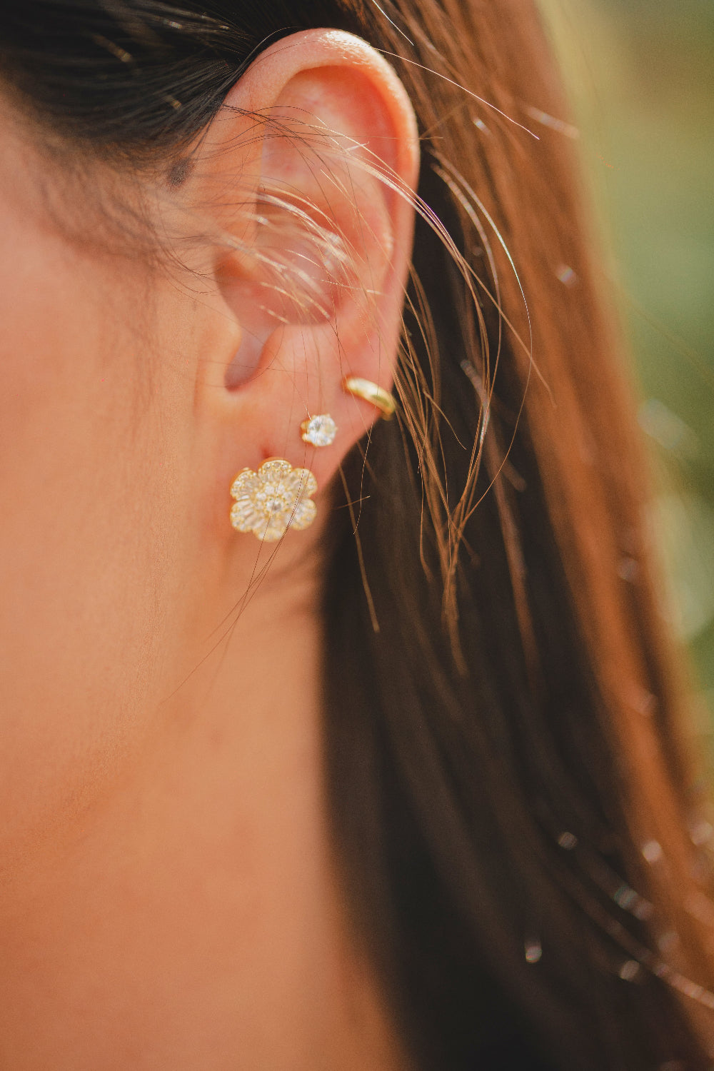 BRINCO FLOR CRAVEJADO FOLHEADO A OURO 18K