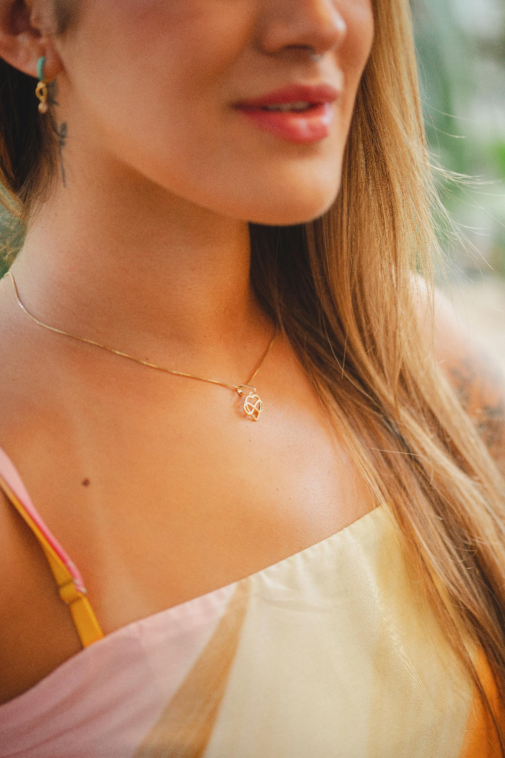 COLAR COM PINGENTE DE CORAÇÃO E INFINITO FOLHEADO A OURO 18K