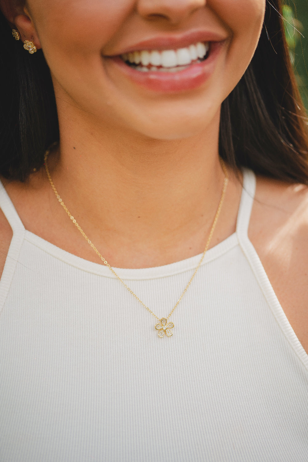 COLAR COM PINGENTE DE MARGARIDA CRAVEJADO FOLHEADO A OURO 18K