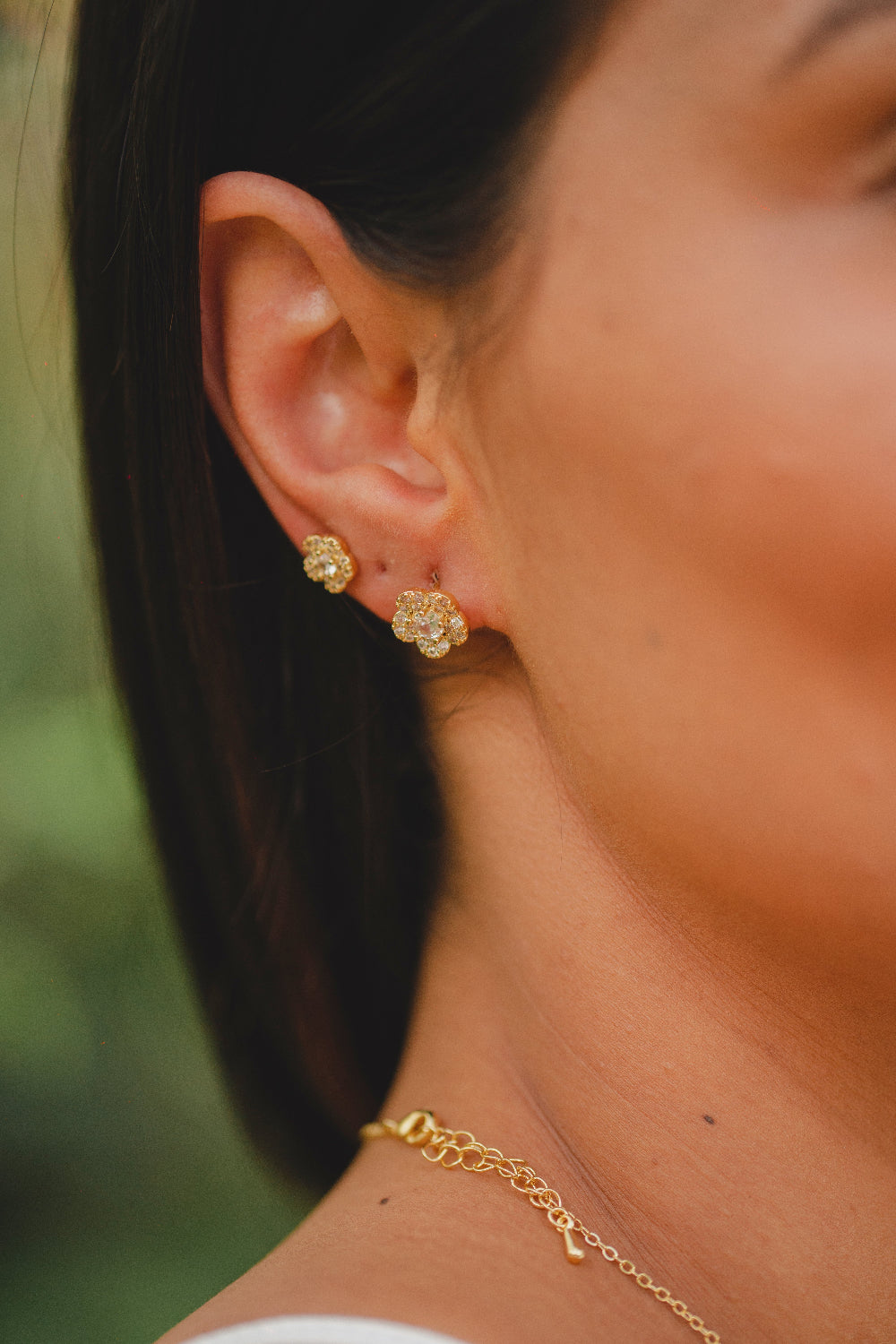 BRINCO FLOR COM ZIRCÔNIAS FOLHEADO A OURO 18K