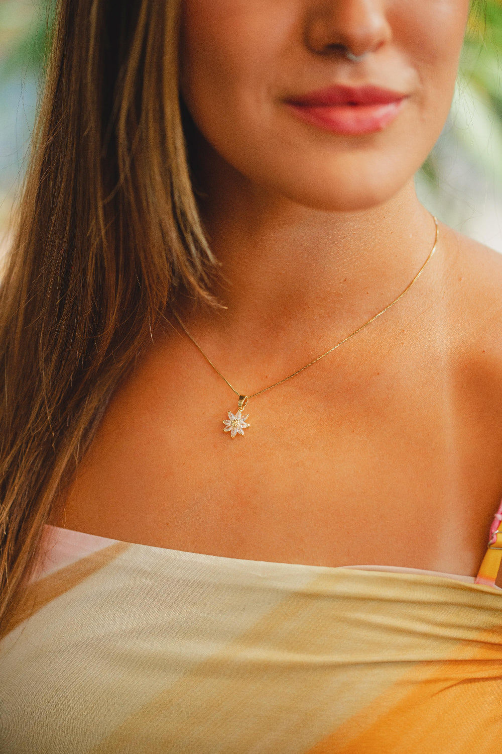 COLAR COM PINGENTE DE FLOR COM ZIRCÔNIAS FOLHEADO A OURO 18K