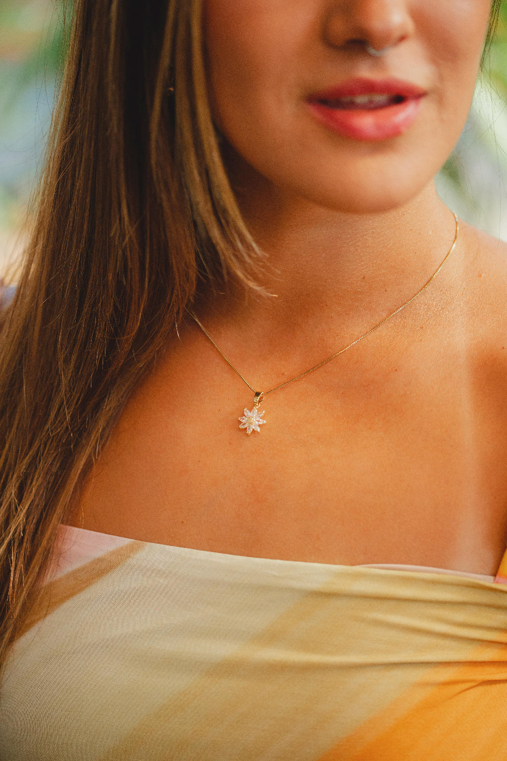 COLAR COM PINGENTE DE FLOR COM ZIRCÔNIAS FOLHEADO A OURO 18K