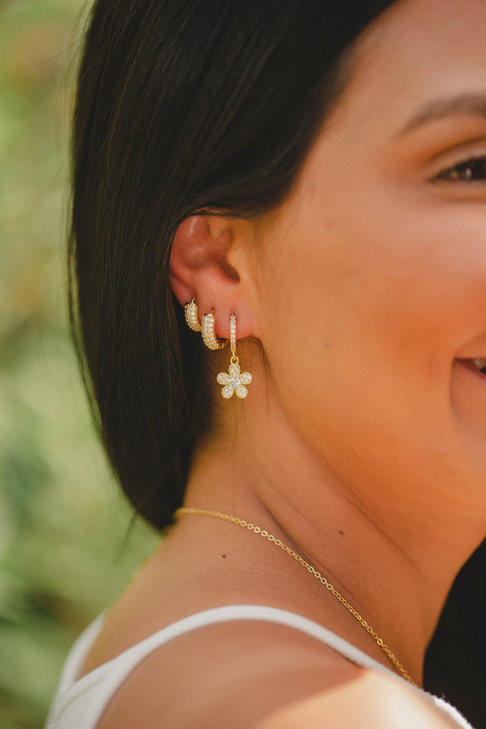 BRINCO ARGOLA CRAVEJADA TRÊS FILEIRAS G FOLHEADO A OURO 18K