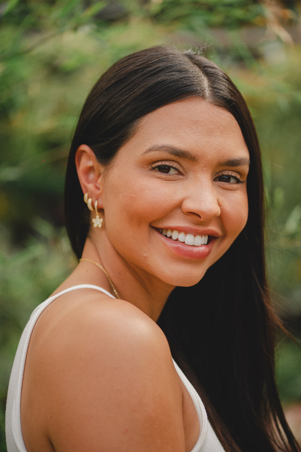 BRINCO ARGOLA COM PINGENTE DE FLOR COM ZIRCÔNIAS FOLHEADO A OURO 18K