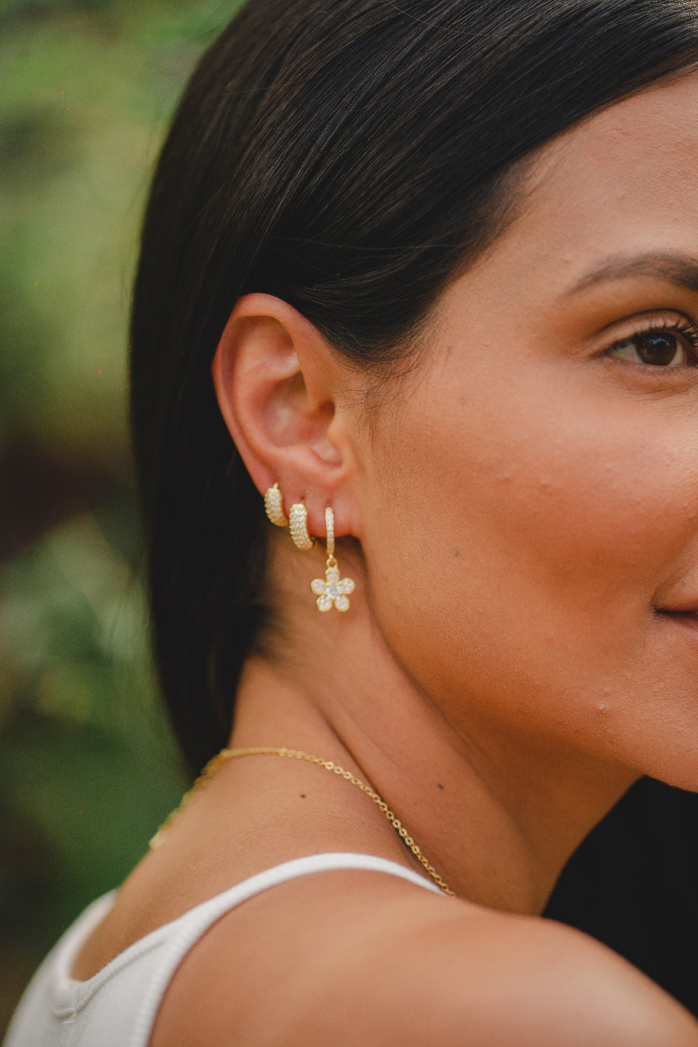 BRINCO ARGOLA CRAVEJADA TRÊS FILEIRAS M FOLHEADO A OURO 18K