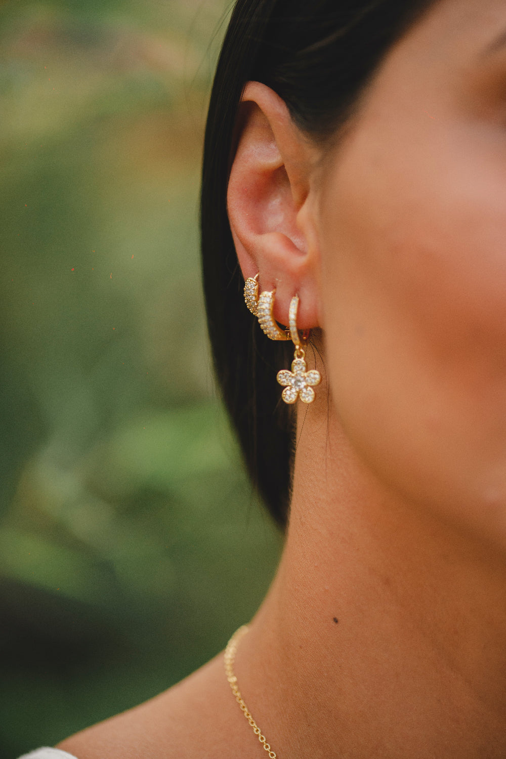 BRINCO ARGOLA COM PINGENTE DE FLOR COM ZIRCÔNIAS FOLHEADO A OURO 18K