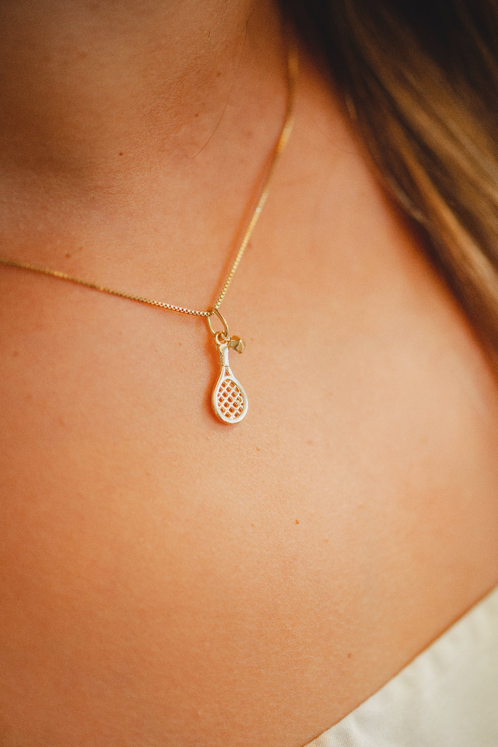 COLAR COM PINGENTE DE RAQUETE E ZIRCÔNIA FOLHEADO A OURO 18K