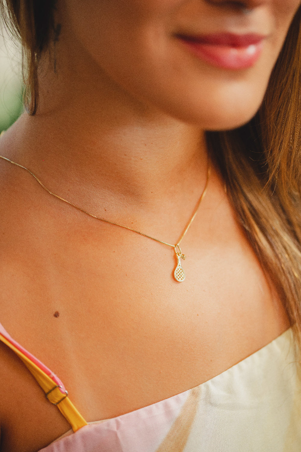 COLAR COM PINGENTE DE RAQUETE E ZIRCÔNIA FOLHEADO A OURO 18K