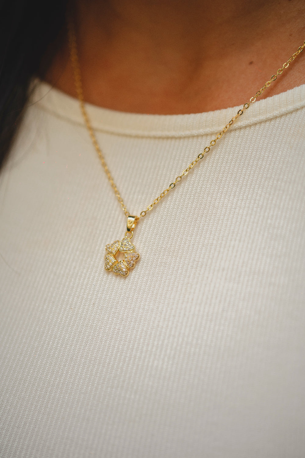 COLAR COM PINGENTE CIRCULAR EM CORAÇÕES FOLHEADO A OURO 18K