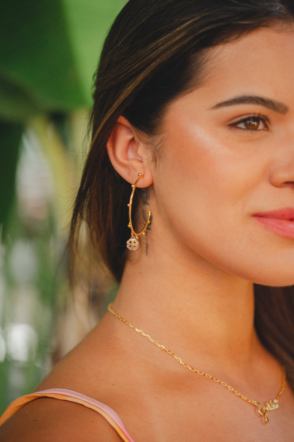 BRINCO ARGOLA COM PINGENTE DE CORAÇÃO DE TREVO  FOLHEADO A OURO 18K