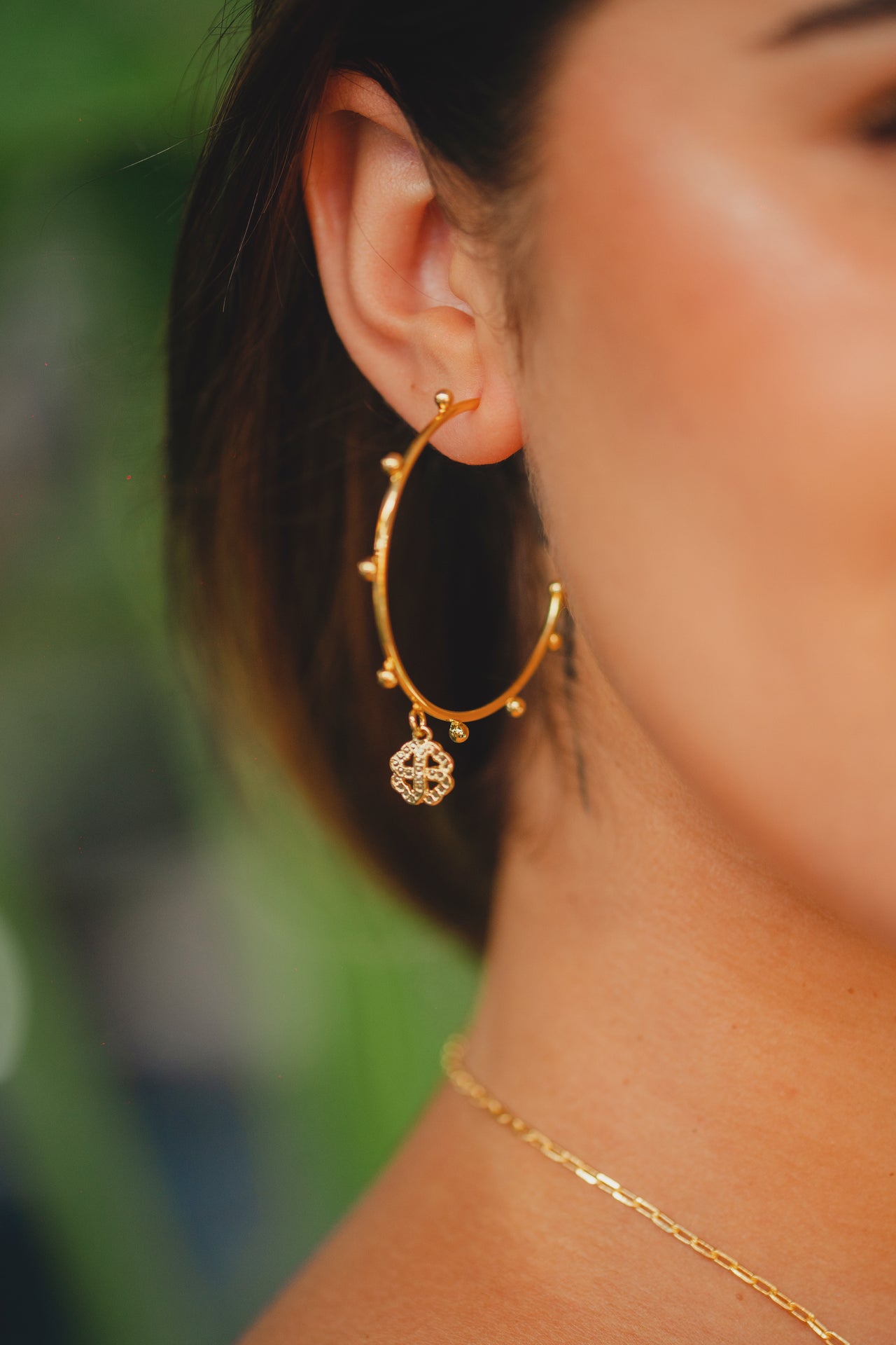 BRINCO ARGOLA COM PINGENTE DE CORAÇÃO DE TREVO  FOLHEADO A OURO 18K