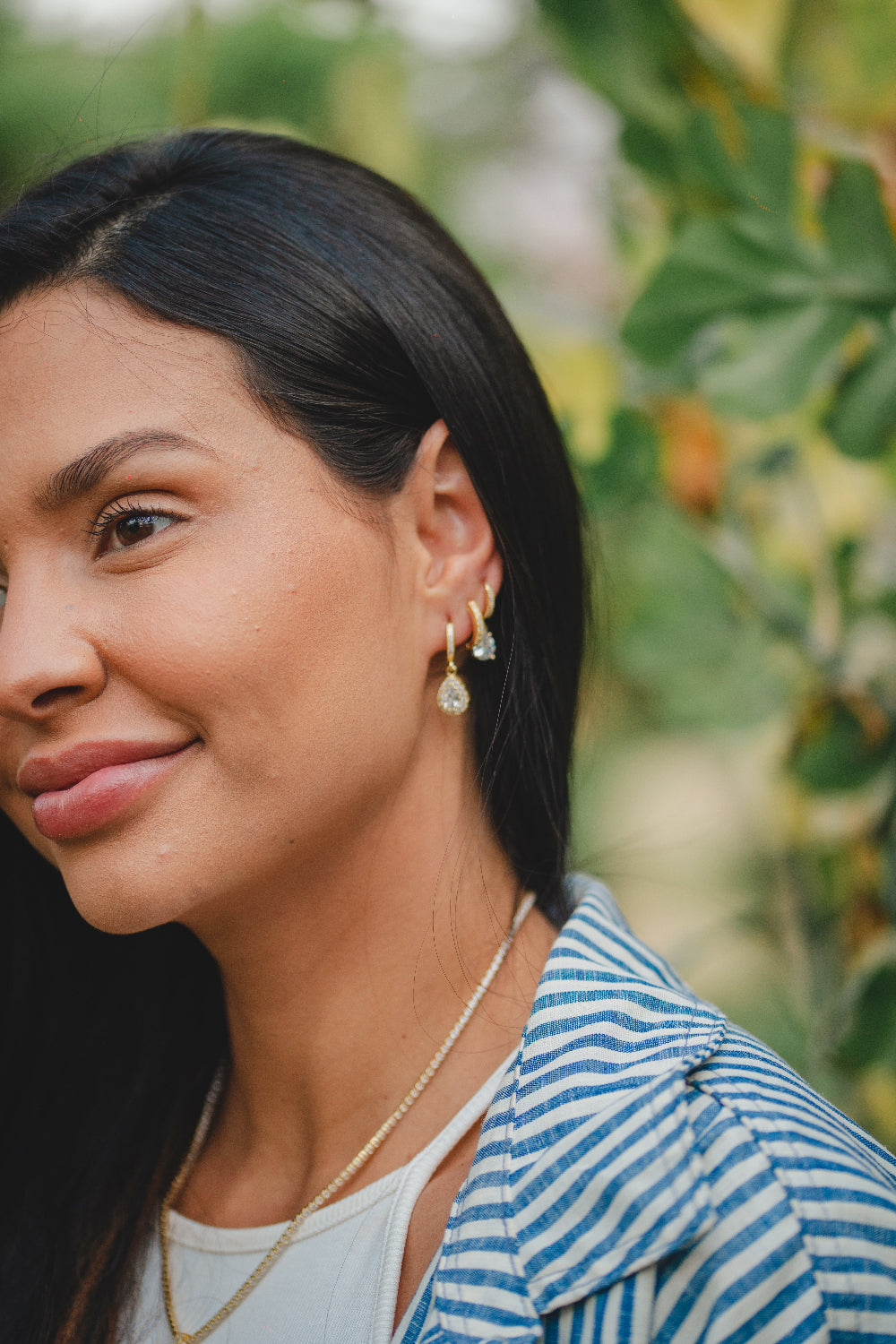 BRINCO ARGOLA COM PINGENTE EM GOTA COM ZIRCÔNIAS FOLHEADO A OURO 18K