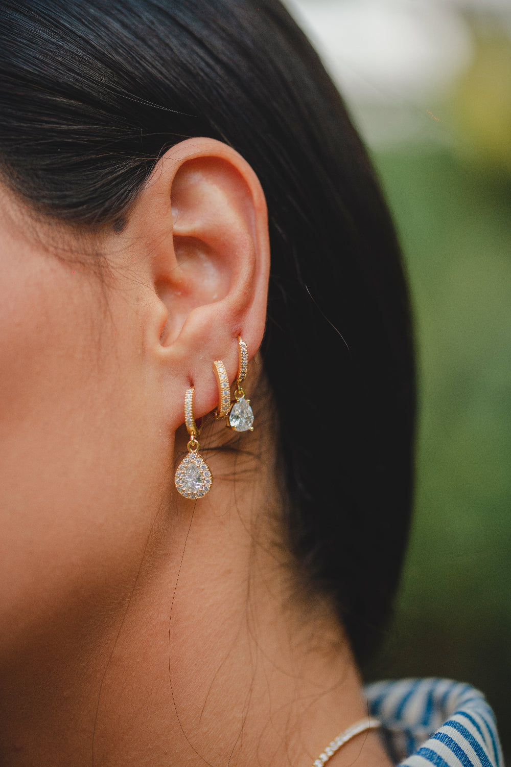 BRINCO ARGOLA COM PINGENTE EM GOTA COM ZIRCÔNIAS FOLHEADO A OURO 18K