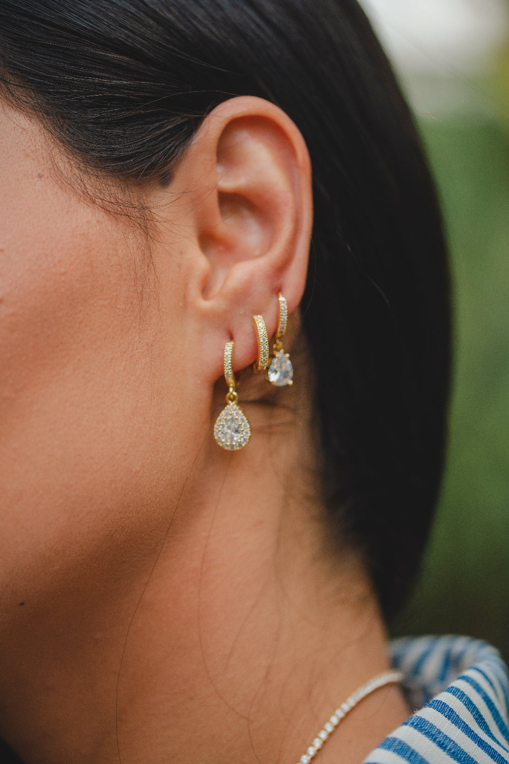 BRINCO ARGOLA CRAVEJADA DE ZIRCÔNIAS FOLHEADO A OURO 18K