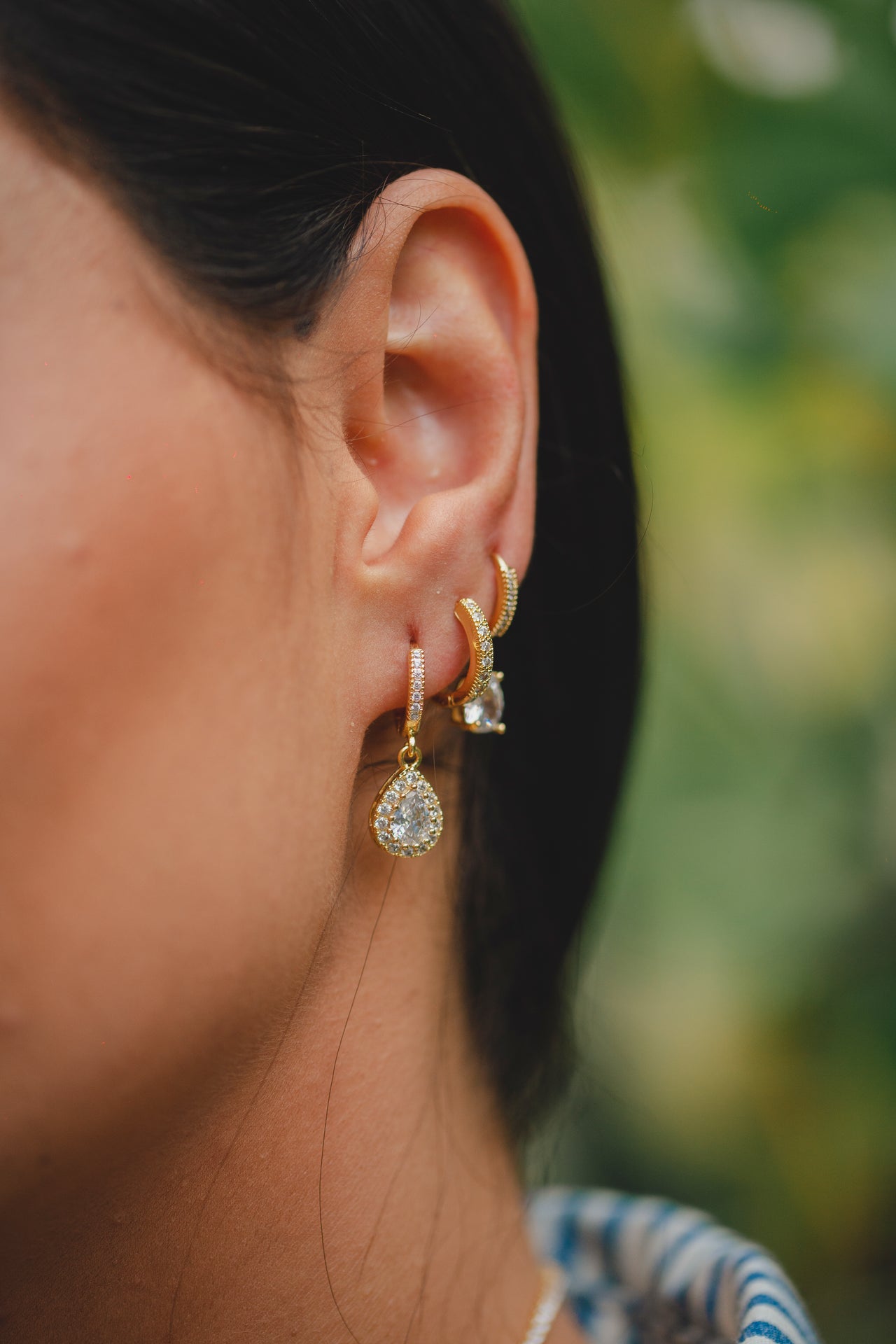 BRINCO ARGOLA CRAVEJADA DE ZIRCÔNIAS FOLHEADO A OURO 18K