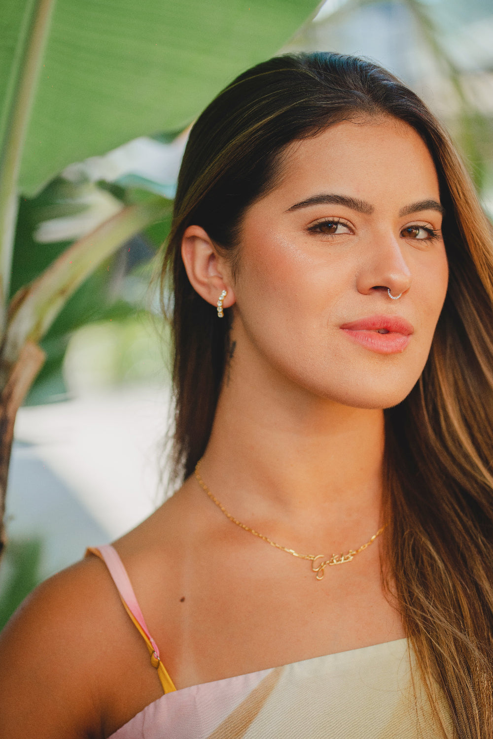 BRINCO DELICADO COM CINCO ZIRCÔNIAS FOLHEADO A OURO 18K