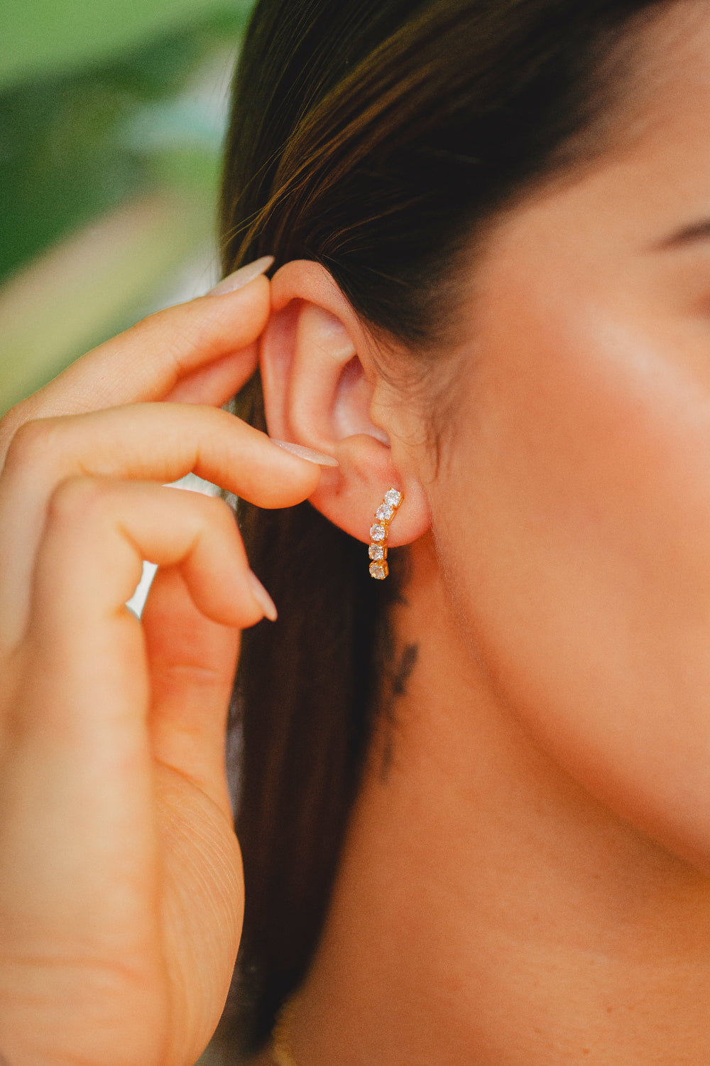 BRINCO DELICADO COM CINCO ZIRCÔNIAS FOLHEADO A OURO 18K