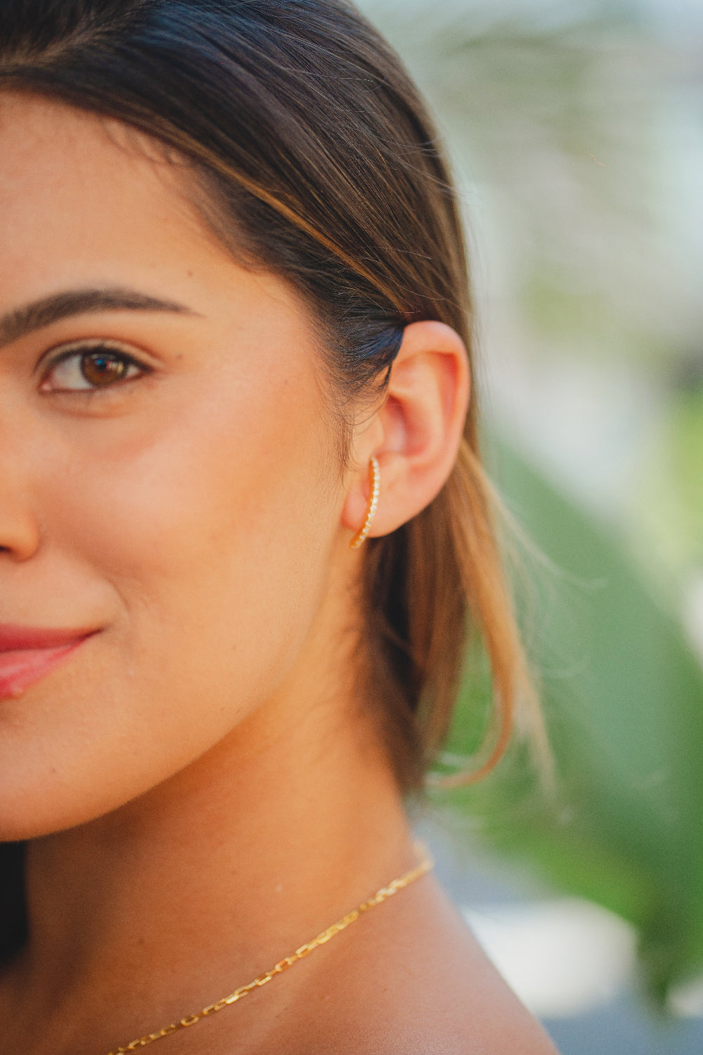 BRINCO EAR HOOK CRAVEJADO FOLHEADO A OURO 18K