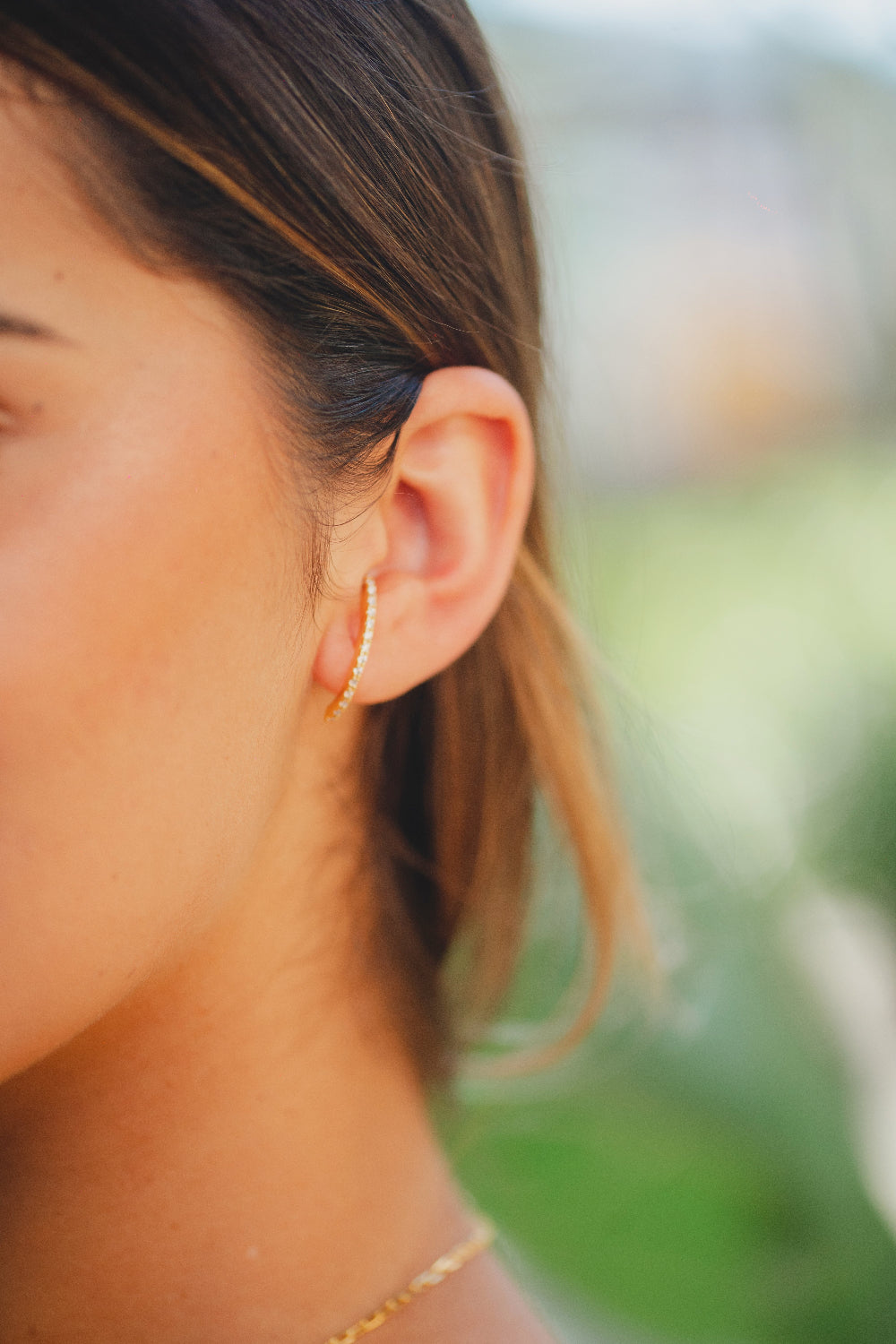 BRINCO EAR HOOK CRAVEJADO FOLHEADO A OURO 18K