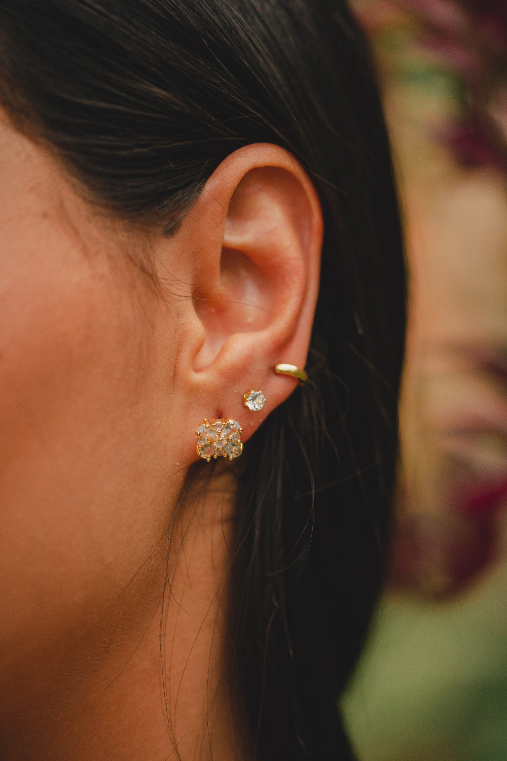 BRINCO FLOR QUADRADA CRAVEJADO FOLHEADO A OURO 18K