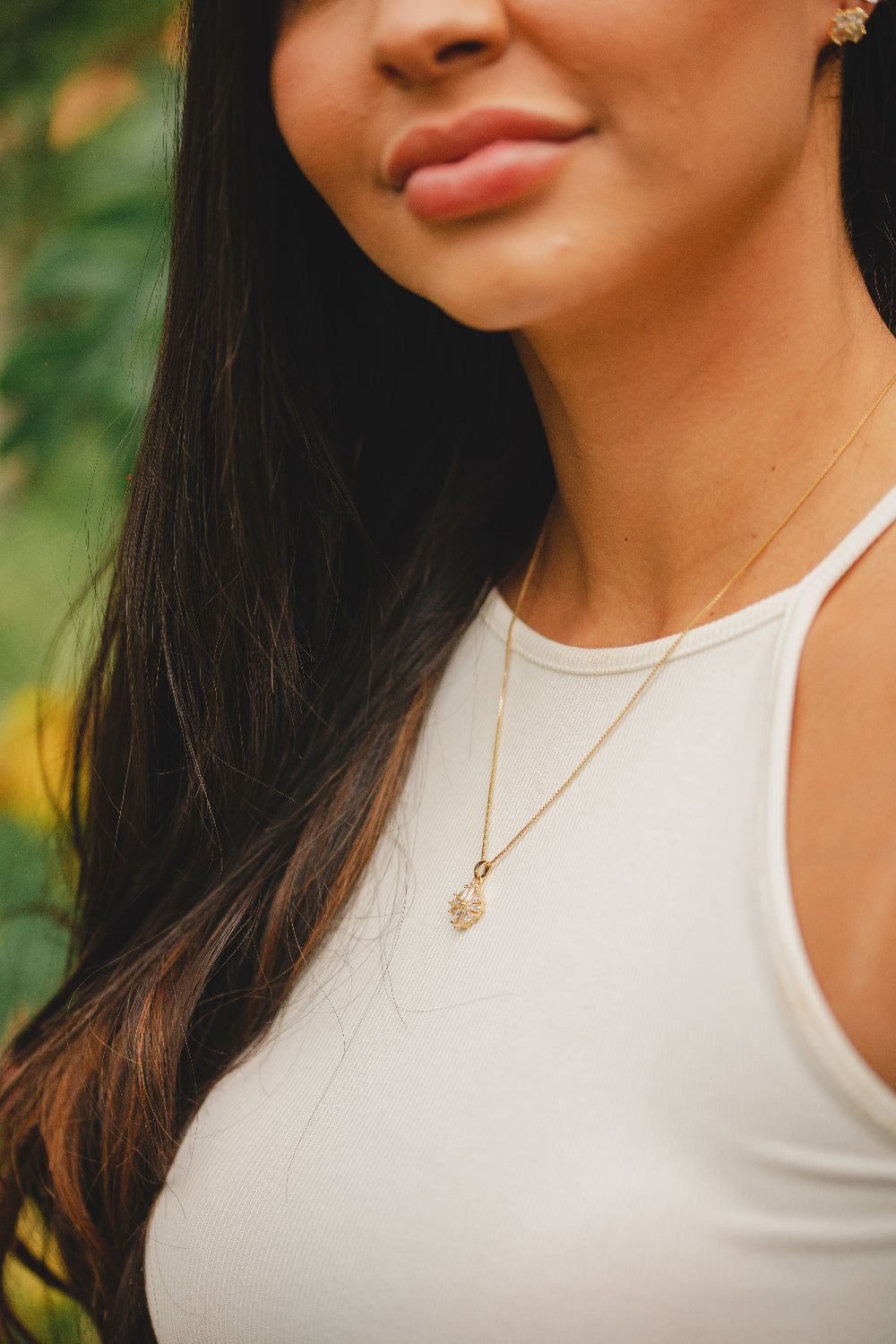 COLAR COM PINGENTE EM LOSANGO CRAVEJADO FOLHEADO A OURO 18K