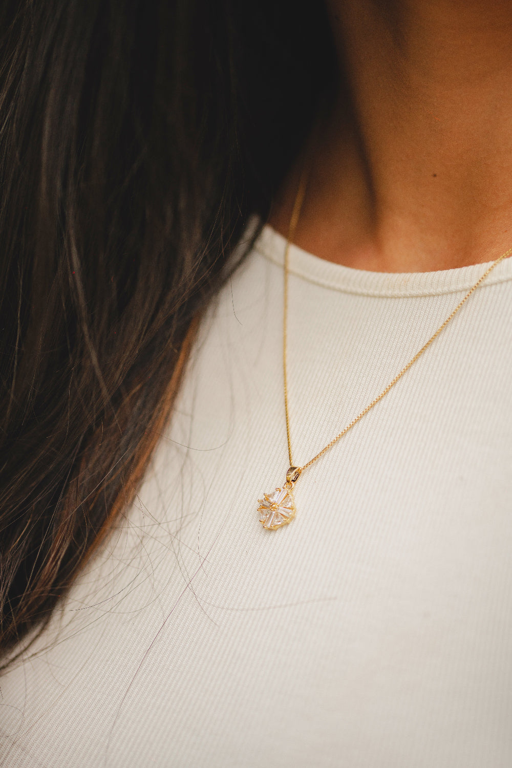 COLAR COM PINGENTE EM LOSANGO CRAVEJADO FOLHEADO A OURO 18K