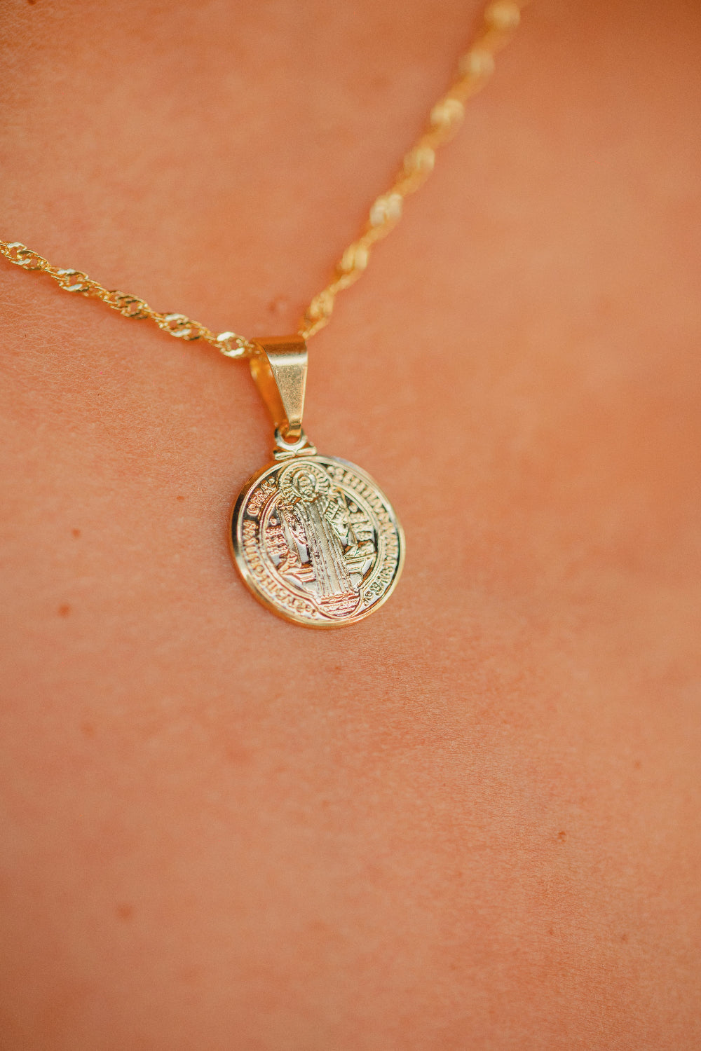 COLAR COM MEDALHA GRANDE DE SÃO BENTO FOLHEADO A OURO 18K