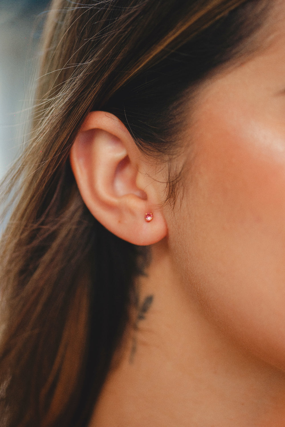 BRINCO REDONDO COM ZIRCÔNIA ROSA FOLHEADO A OURO 18K