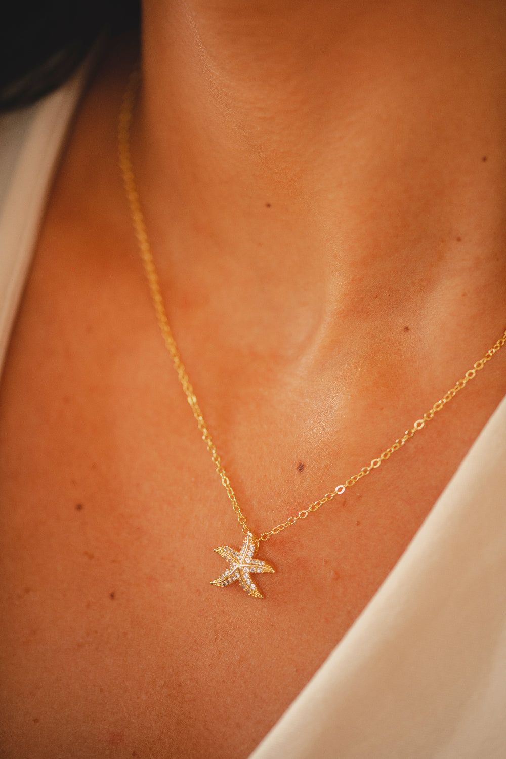 COLAR COM PINGENTE DE ESTRELA DO MAR CRAVEJADO FOLHEADO A OURO 18K
