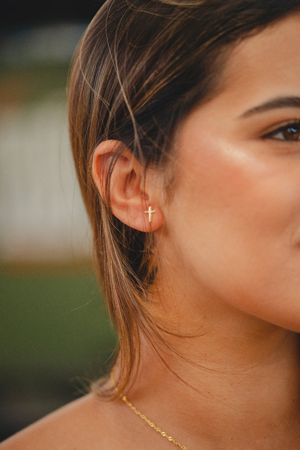 BRINCO CRUZ LISA FOLHEADO A OURO 18K