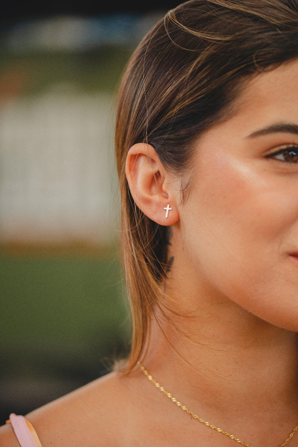 BRINCO CRUZ LISA FOLHEADO A OURO 18K