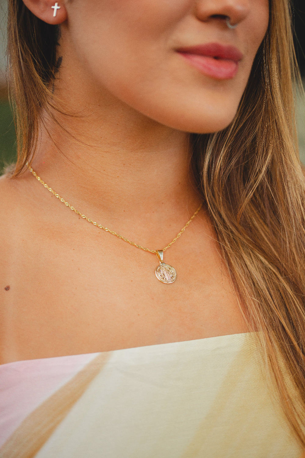 COLAR COM MEDALHA GRANDE DE SÃO BENTO FOLHEADO A OURO 18K